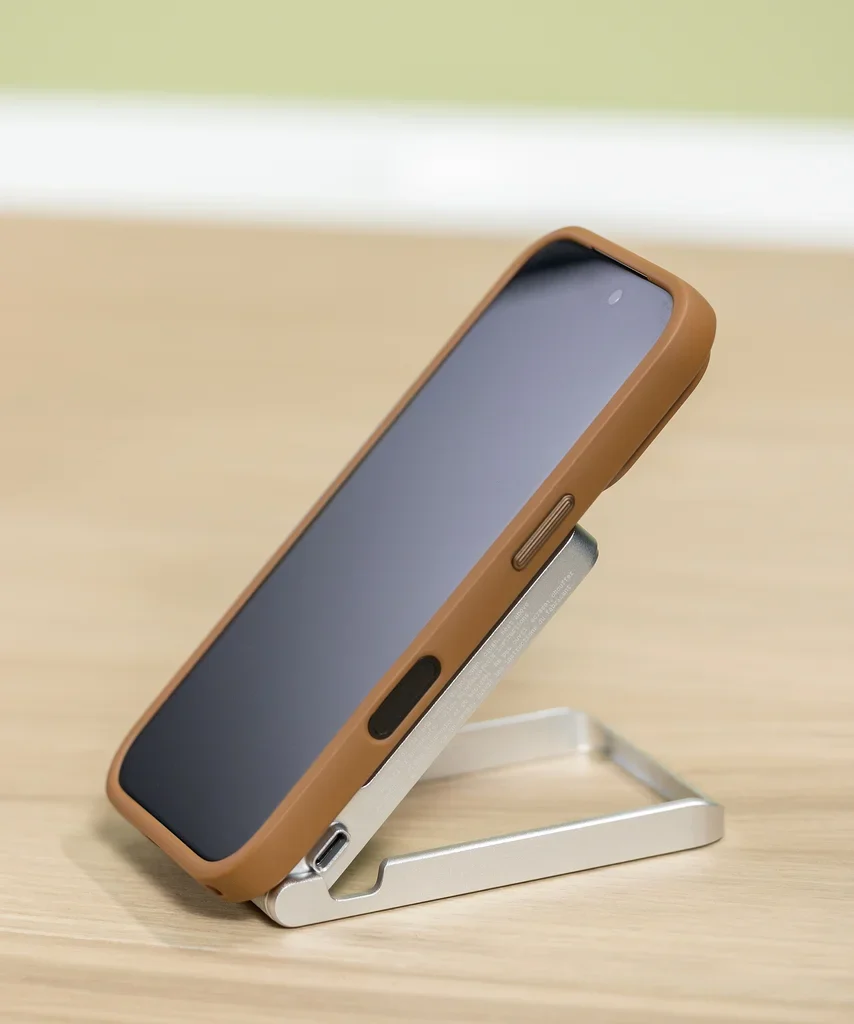 telefon na stojánku Kickstand Travel Battery