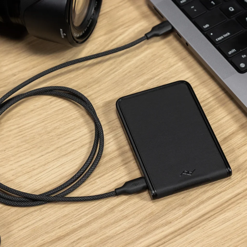 Kickstand Travel Battery Black nabíjený kabelem