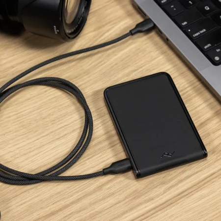 Kickstand Travel Battery Black nabíjený kabelem