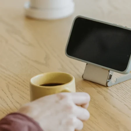 telefon na šířku na stojánku Kickstand Travel Battery