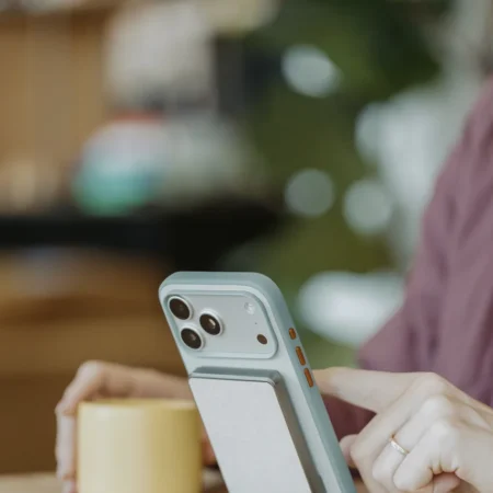 zadní strana Kickstand Travel Battery s rozloženým stojánkem