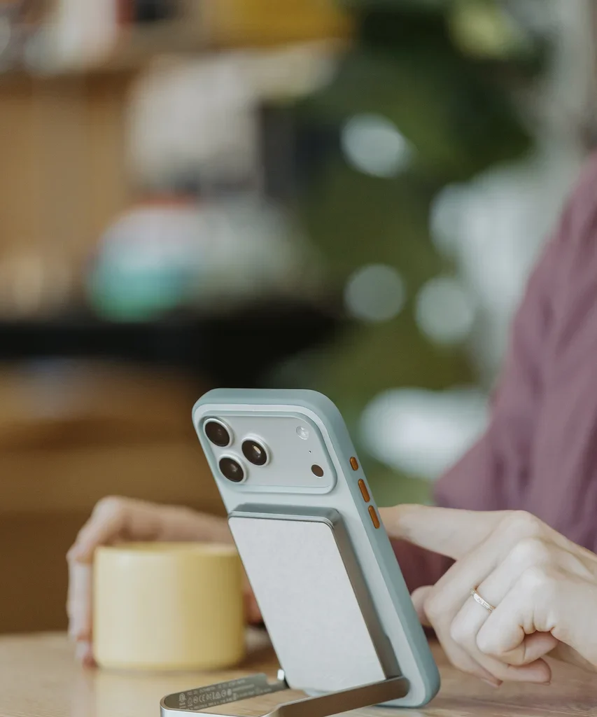 zadní strana Kickstand Travel Battery s rozloženým stojánkem