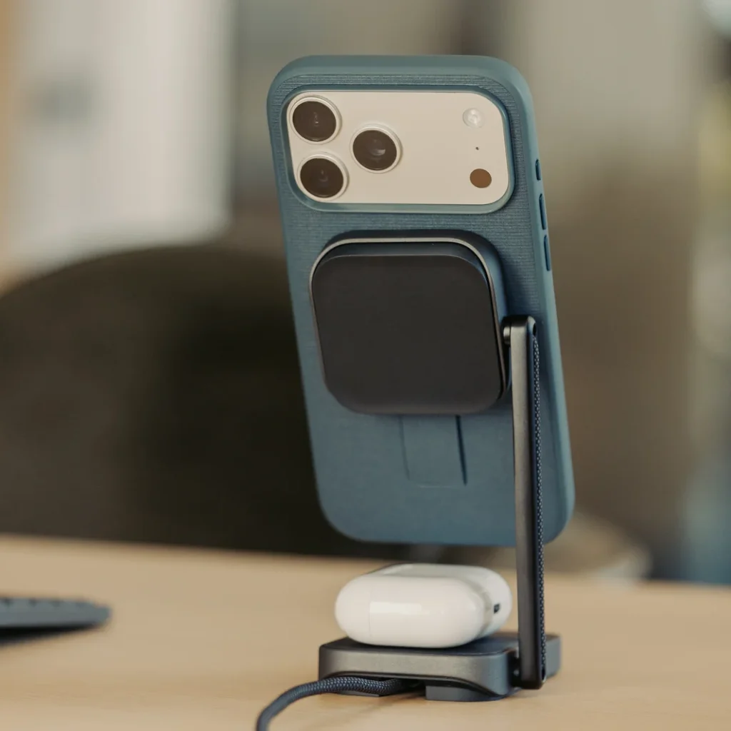 Wireless Charging Station 2-in-1 - stojánek Black na pracovním stole