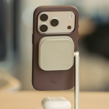 Wireless Charging Station 2-in-1 - stojánek Moon se zadní stranou telefonu