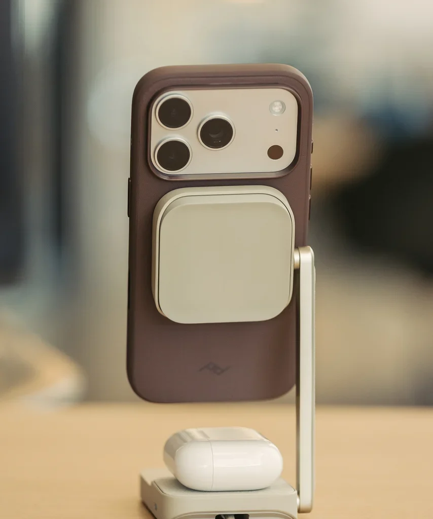 Wireless Charging Station 2-in-1 - stojánek Moon se zadní stranou telefonu