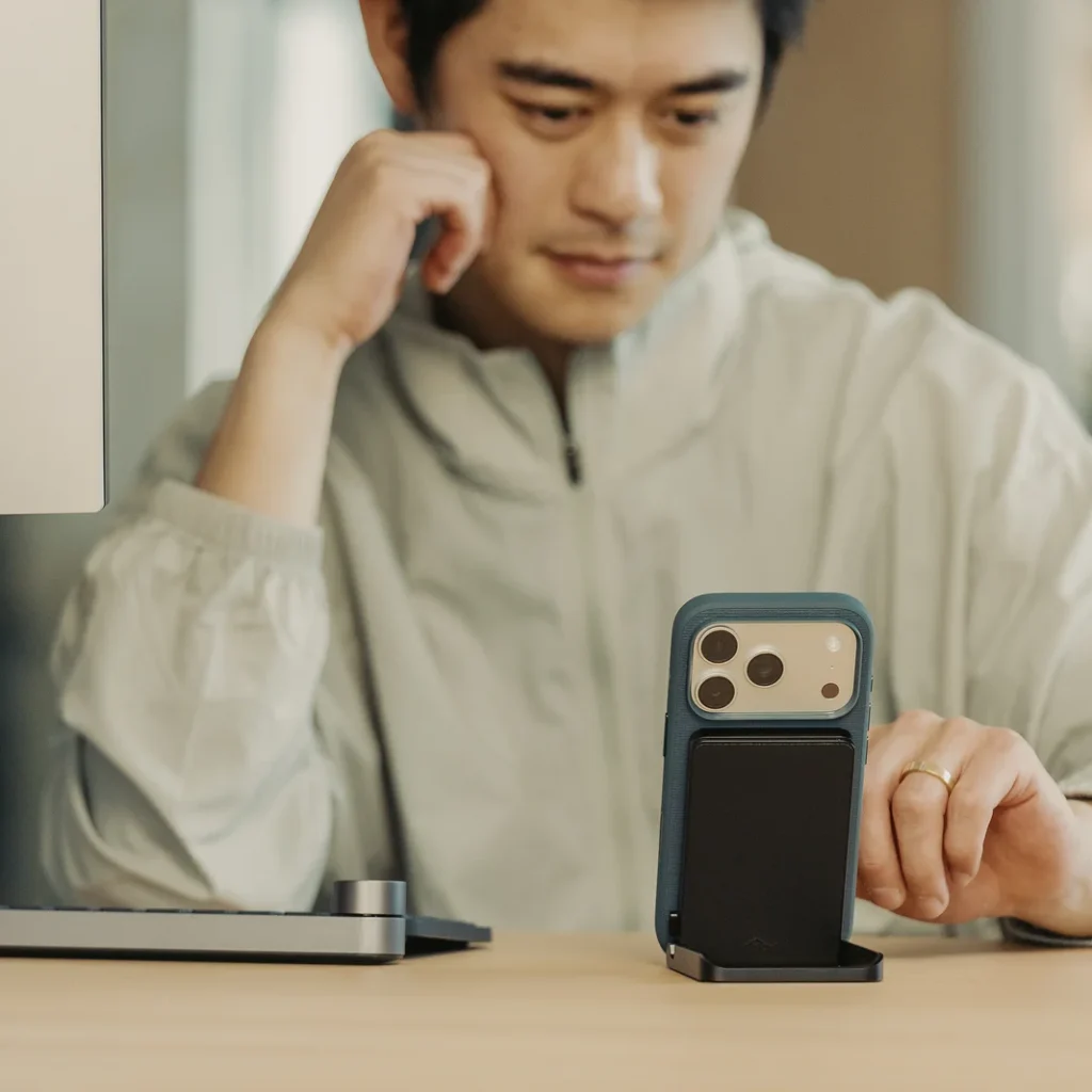 telefon na stojánku Kickstand Travel Battery u počítače