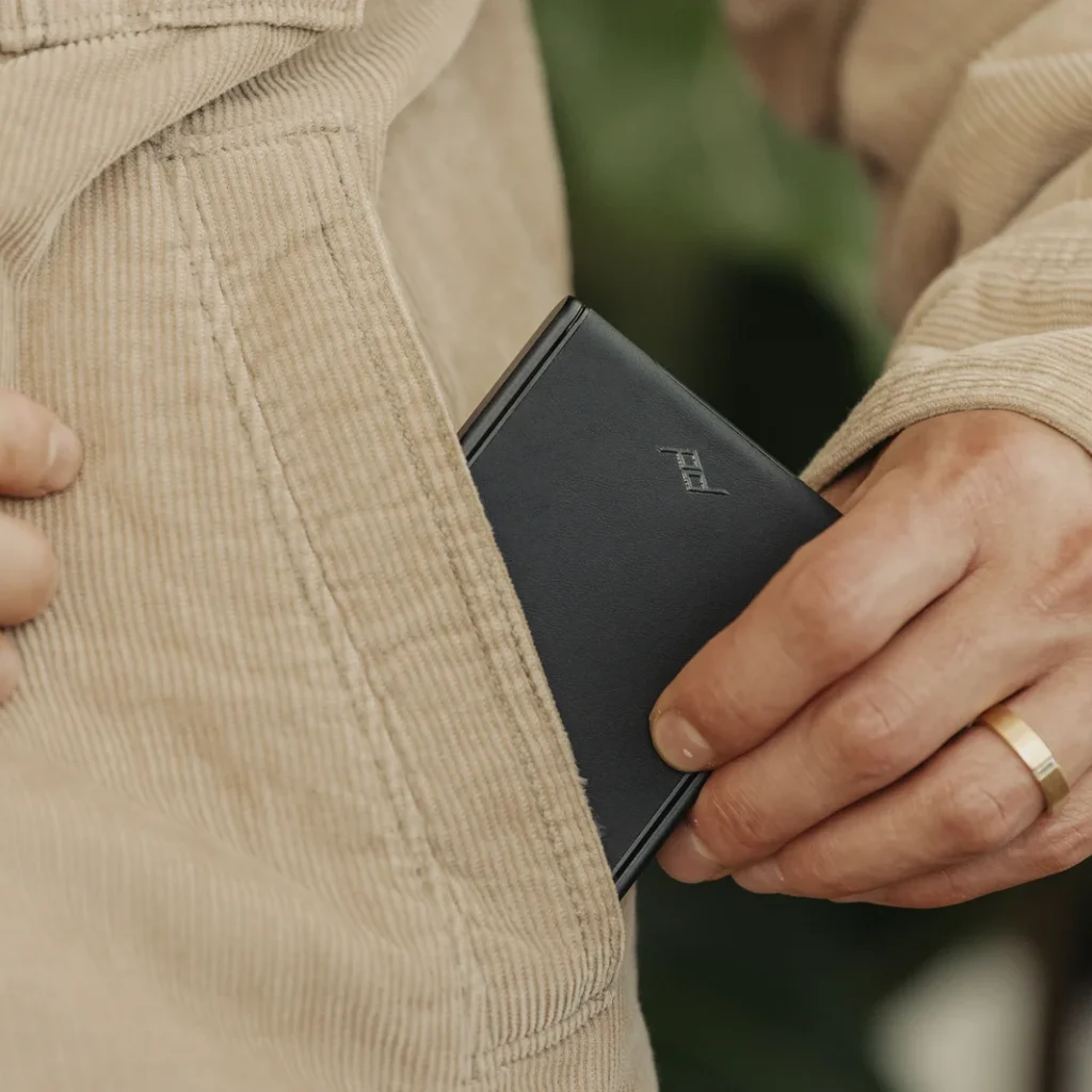 Kickstand Travel Battery Black do kapsy