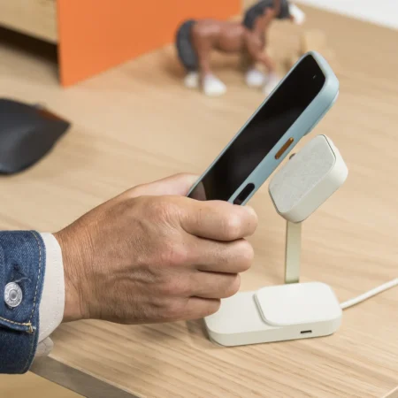 Wireless Charging Station 2-in-1 - telefon na stojánku Moon v ruce