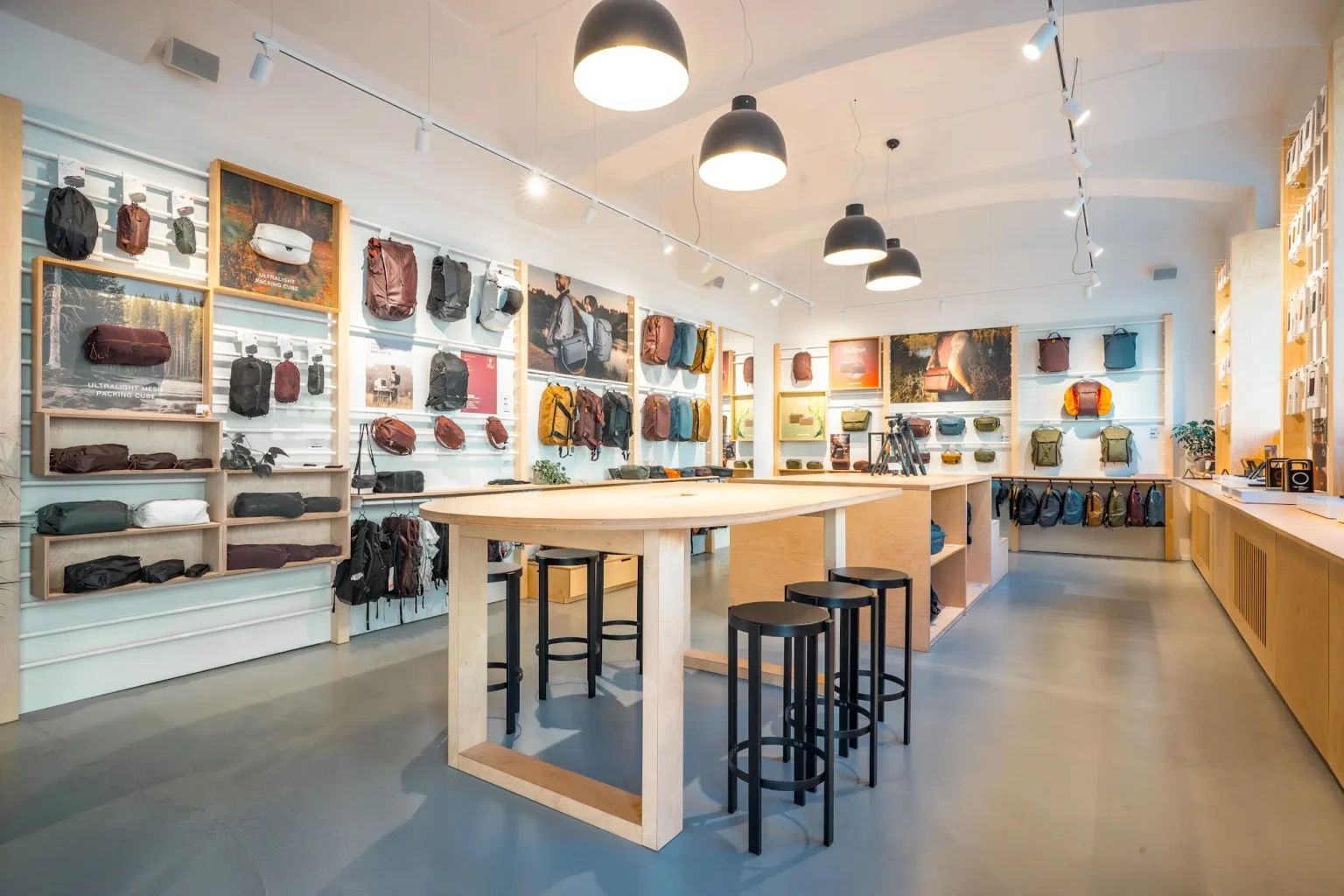 Interiér Peak Design Prague Store