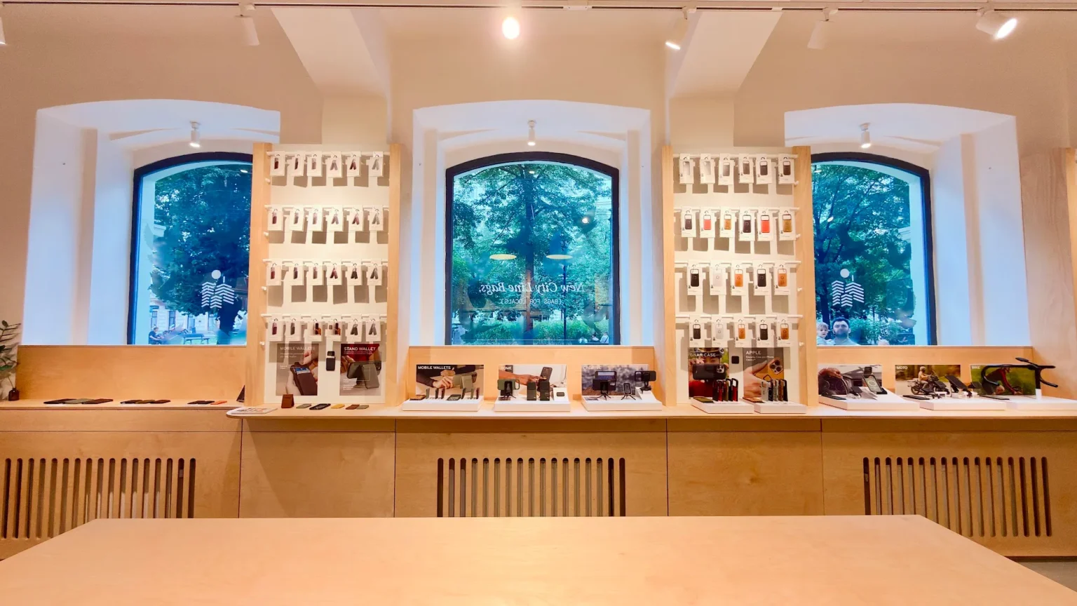 Stěna s příslušenstvím Mobile v Peak Design Prague Store